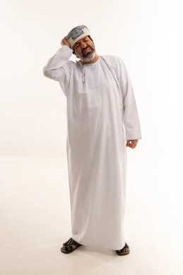 رجل عماني بالزي التقليدي يشعر بالصداع