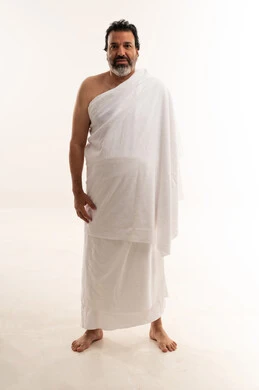 رجل عربي بملابس الإحرام على خلفية بيضاء