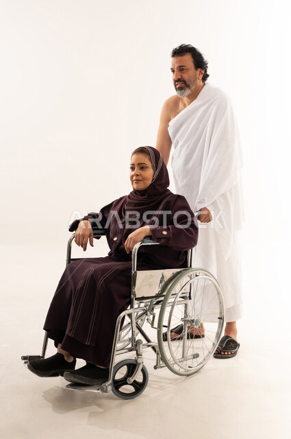 رجل سعودي مع والدته المسنة على كرسي متحرك للحج