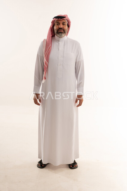 رجل سعودي بالزي التقليدي والثوب والشماغ