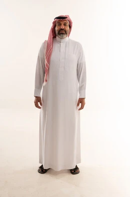 رجل سعودي بالزي التقليدي والثوب والشماغ