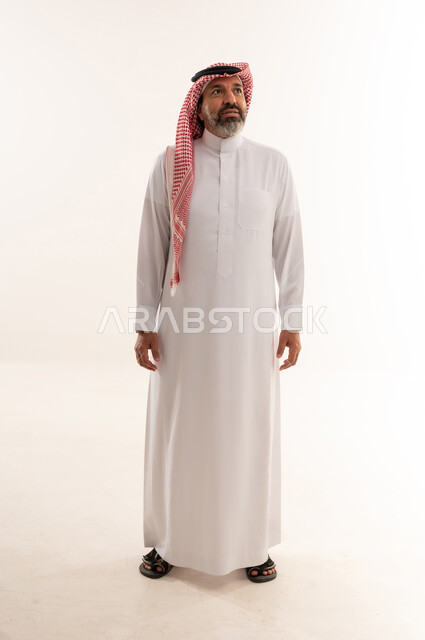 رجل سعودي بالثوب التقليدي والشماغ على خلفية بيضاء