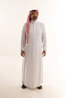 رجل سعودي بالثوب التقليدي والشماغ على خلفية بيضاء