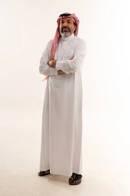 رجل سعودي بالثوب التقليدي في استوديو