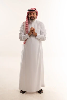 رجل سعودي بالثوب بوضعية الرجاء بخلفية بيضاء
