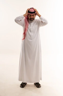 رجل سعودي بالزي التقليدي يشعر بالصداع