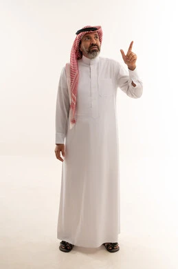 رجل سعودي يشير للأعلى على خلفية بيضاء