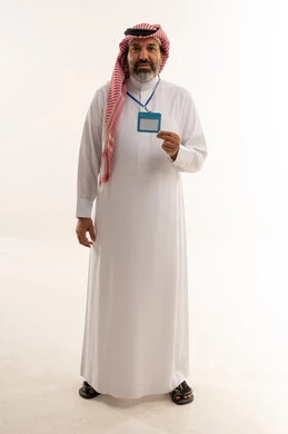 رجل سعودي بالزي التقليدي يحمل بطاقة هوية
