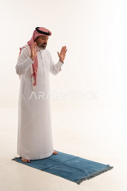 رجل سعودي يؤدي تكبيرة الإحرام في استوديو