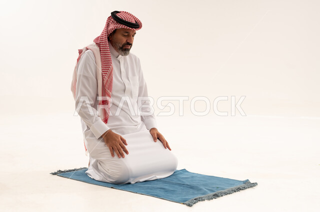 رجل سعودي يؤدي الصلاة في استوديو