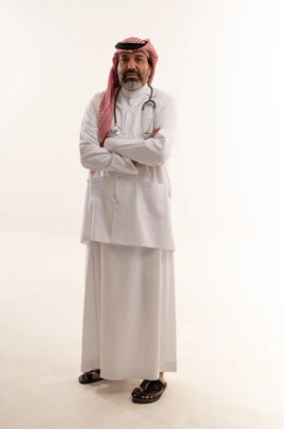 طبيب سعودي محترف يقف في الاستوديو
