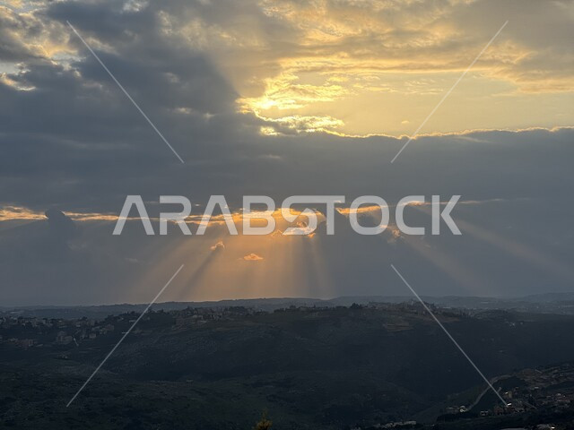 صورة لجمال السماء الغائمة مع السحب البيضاء اثناء غروب الشمس، مناظر طبيعية في سماء السعودية، منظر جمالي لاشعة الشمس اثناء الغروب، جمال الغيوم في سماء السعودية