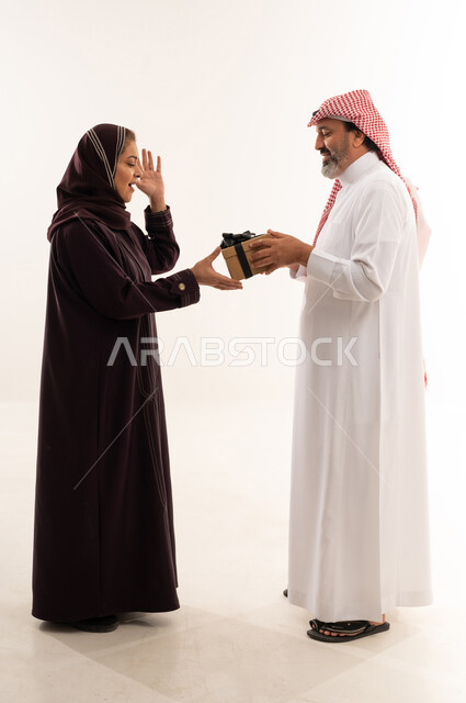 رجل سعودي يقدم هدية لامرأة في استوديو