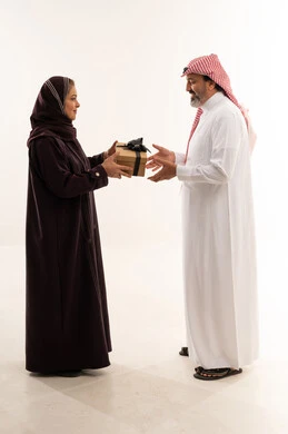 زوجان سعوديان يتبادلان الهدايا في استوديو