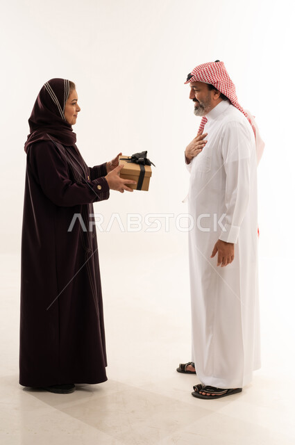 تبادل هدايا بين زوجين سعوديين في استوديو