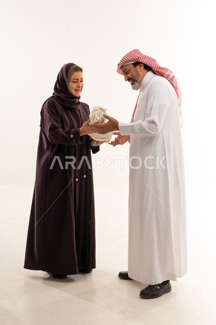 رجل سعودي يسلم صرة لامرأة في الاستوديو