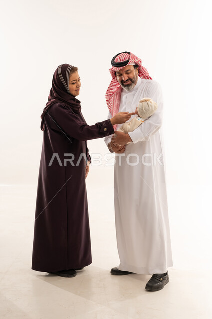 عائلة سعودية مع طفل رضيع في تصوير استوديو