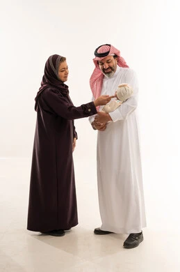 عائلة سعودية مع طفل رضيع في تصوير استوديو