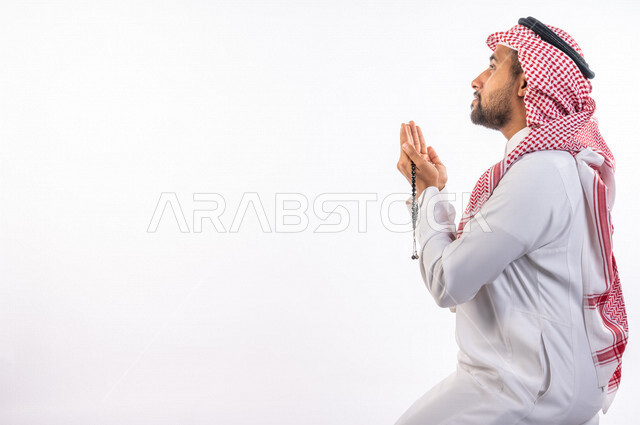بورتريه لرجل عربي سعودي خليجي يرتدي الثوب الأبيض والشماغ السعودي يدعو الله تعالى, الإكثار من ذكر الله تعالى, الإستغفار والدعاء, الإجتهاد في العباده, التقرب الى الله تعالى في شهر رمضان المبارك, إسلاميات وعبادات, جمعه مباركه