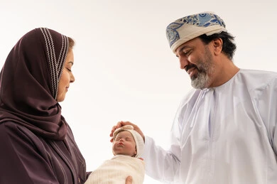 والدان عمانيان مع مولود جديد في استوديو