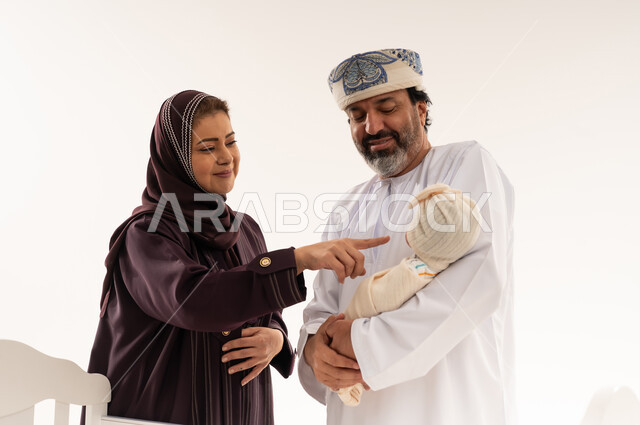 عائلة عمانية مع مولود جديد في الاستوديو