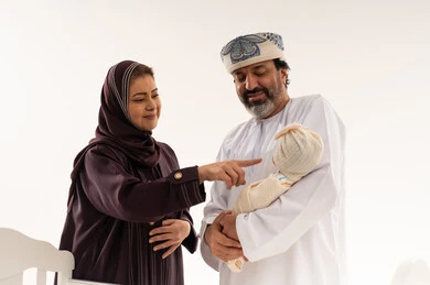 عائلة عمانية مع مولود جديد في الاستوديو