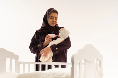 أم سعودية ترضع طفلها حديث الولادة بالزجاجة