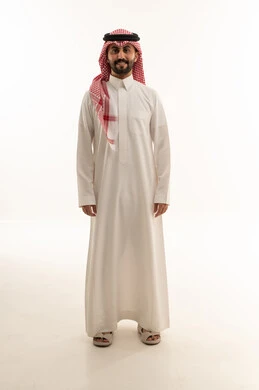 رجل سعودي بالثوب الأبيض في استوديو تصوير