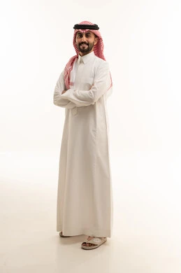 رجل سعودي بالثوب التقليدي على خلفية بيضاء