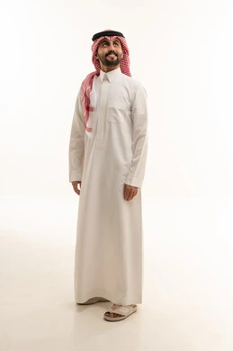 رجل سعودي بالثوب التقليدي ينظر للأعلى