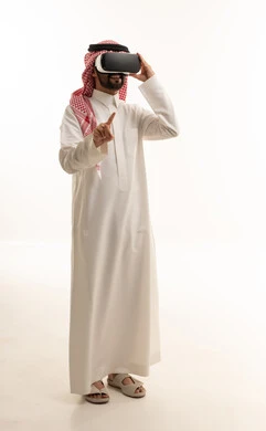 رجل سعودي يستخدم سماعة الواقع الافتراضي بخلفية بيضاء