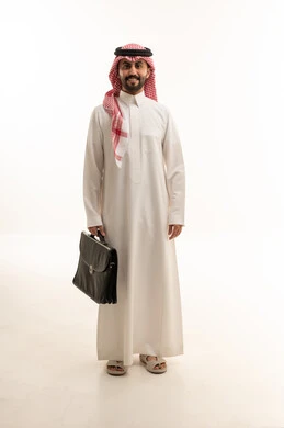 رجل أعمال سعودي مع حقيبة عمل على خلفية بيضاء