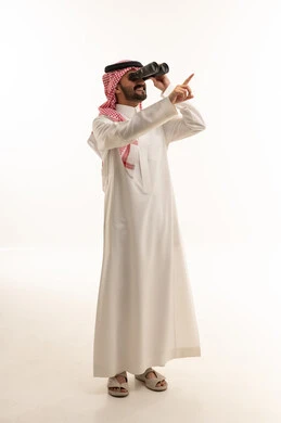 رجل سعودي يستخدم المنظار على خلفية بيضاء