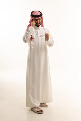 رجل سعودي بالزي التقليدي يفرك عينيه من التعب