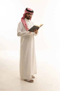 رجل سعودي يقرأ كتاباً في الاستوديو