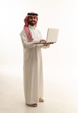 رجل سعودي مع لابتوب على خلفية بيضاء