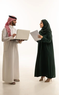 رجل وسيدة أعمال سعوديين يعملان في الاستوديو