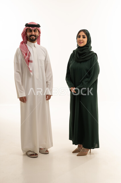 رجل وامرأة سعوديان بالزي التقليدي في الاستوديو