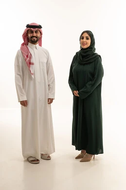 رجل وامرأة سعوديان بالزي التقليدي في الاستوديو