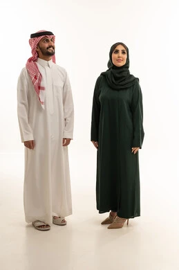 رجل وامرأة سعوديان بالزي التقليدي ينظران للأعلى