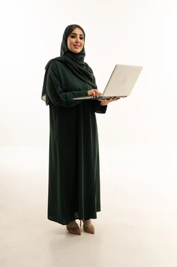 سيدة أعمال سعودية مع كمبيوتر محمول خلفية بيضاء