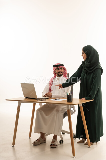 زملاء عمل سعوديون يناقشون مشروعاً في المكتب