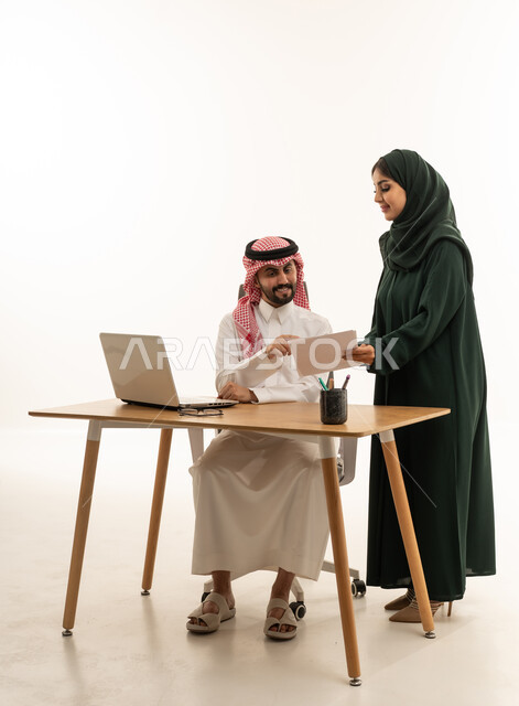 زملاء عمل سعوديين يعملون معاً في مكتب