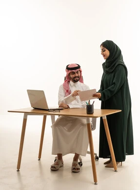 زملاء عمل سعوديين يعملون معاً في مكتب