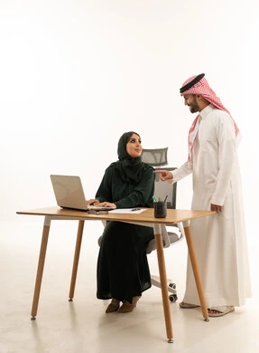 زملاء عمل سعوديون يعملون معاً في مكتب حديث