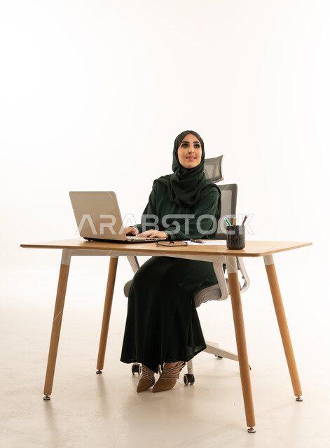 سيدة أعمال سعودية تعمل على الكمبيوتر المحمول