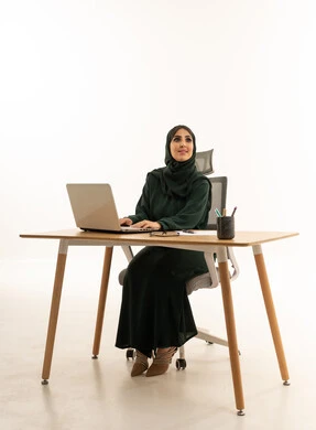 سيدة أعمال سعودية تعمل على الكمبيوتر المحمول