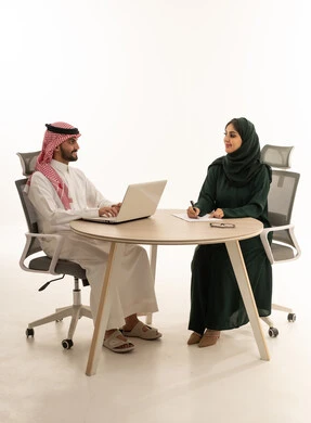 اجتماع مهني لموظفين سعوديين في استوديو