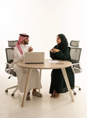 اجتماع عمل سعودي احترافي مع جهاز كمبيوتر محمول