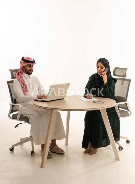 رجل وسيدة أعمال سعوديان في مكتب حديث